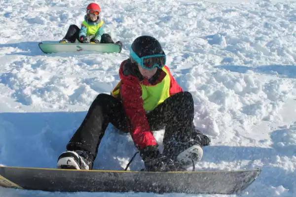 Zimowisko snowboardowe dla dzieci jeżdżących